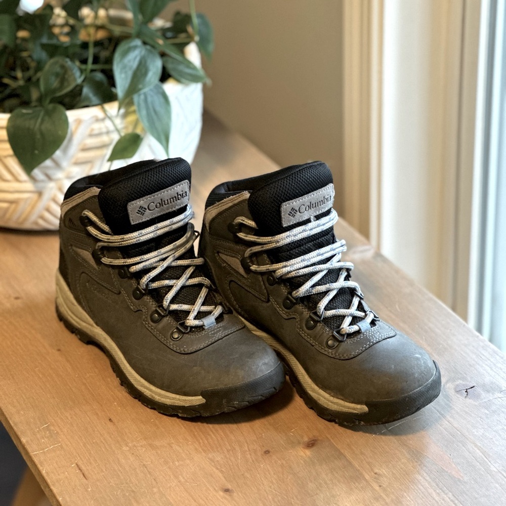 🚨LIQUIDATION 🚨 Columbia Women's Newton Ridge Plus Hiking Boot Quarry/Cool Wave